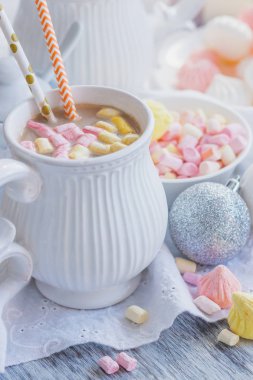 Hatmi, meringues ve farklı Noel süsleri, yumuşak odak arka plan ile kakao fincan