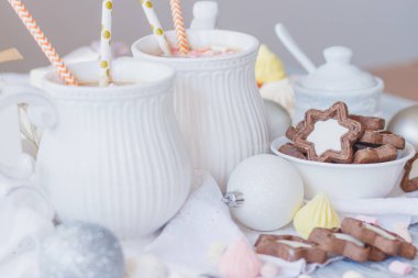 Hatmi, kurabiye, meringues ve farklı Noel süsleri, yumuşak odak arka plan