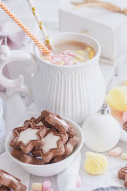 Hatmi, kurabiye, meringues ve farklı Noel süsleri, yumuşak odak arka plan