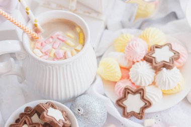 Hatmi, kurabiye, meringues ve farklı Noel süsleri, yumuşak odak arka plan