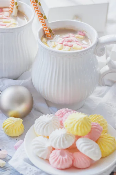 Šálek Kakaa Marshmallow Pusinky Různé Vánoční Dekorace Měkké Zaostření Pozadí — Stock fotografie