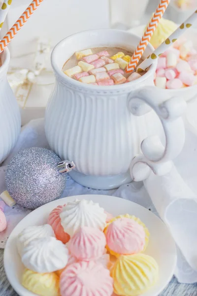 Hatmi, meringues ve farklı Noel süsleri, yumuşak odak arka plan ile kakao fincan