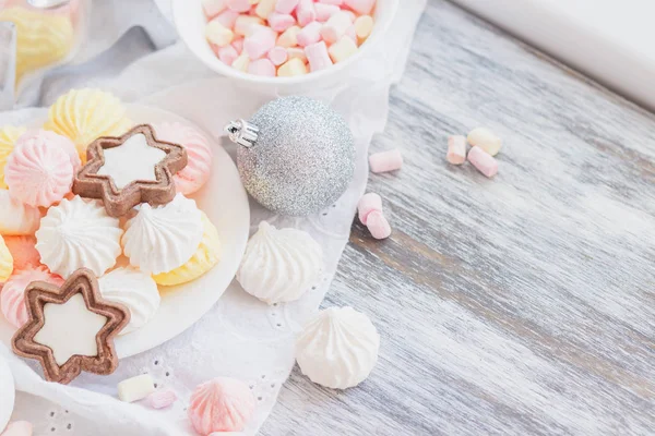 Hatmi, kurabiye, meringues ve farklı Noel süsleri, yumuşak odak arka plan