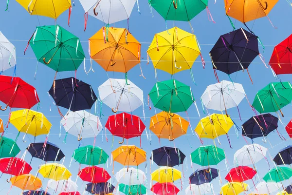 Parapluies Colorés Suspendus Dessus Rue Fond Soft Focus — Photo