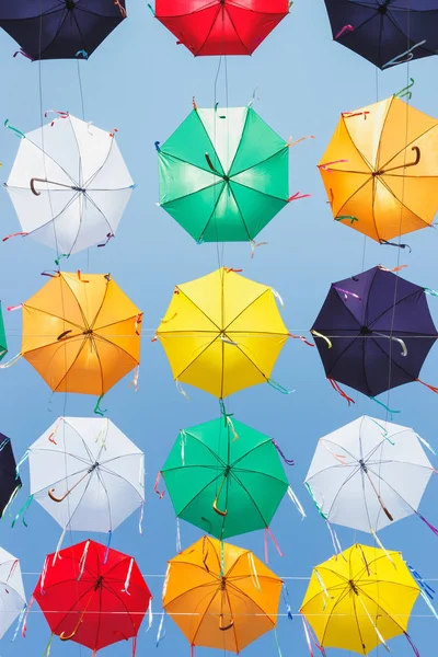 Parapluies Colorés Suspendus Dessus Rue Vue Bas — Photo