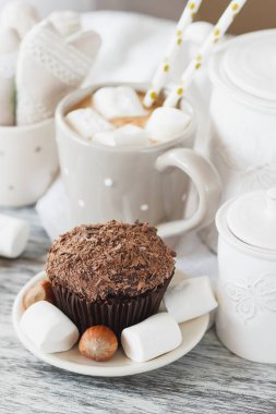 Çikolata cupcakes, hatmi ve farklı Noel süsleri, yumuşak odak arka plan