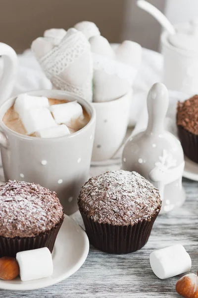 Schokolade Cupcakes Marshmallow Und Verschiedene Weihnachtsdekorationen Weicher Hintergrund — Stockfoto