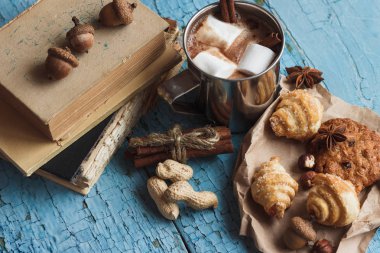 Kakao, hatmi ve farklı kurabiye, ahşap arka plan ile Metal Kupalar