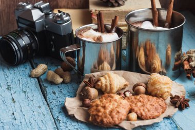 Kakao ve şekerleme, farklı süslemeler, yumuşak odak arka plan ile metal kupalar