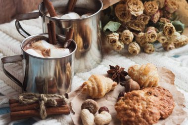 Kakao ve şekerleme, farklı süslemeler, yumuşak odak arka plan ile metal kupalar