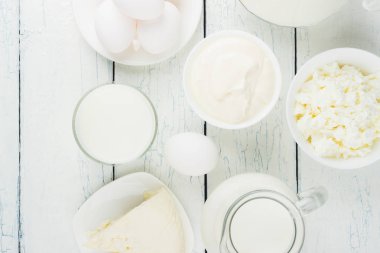 Beyaz ahşap arka plan, üstten görünüm üzerinde farklı süt ürünleri