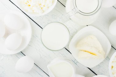 Beyaz ahşap arka plan, üstten görünüm üzerinde farklı süt ürünleri