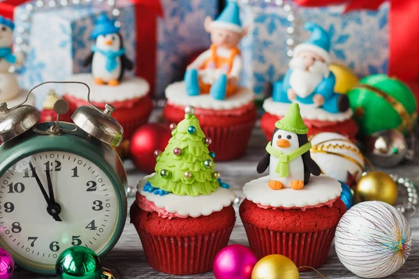 Cupcake Natal Com Decorações Coloridas Árvore Natal Pinguim Feito Mastique — Fotografia de Stock