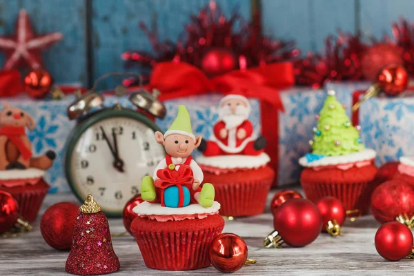 Pastelitos Navidad Con Decoraciones Colores Elfo Hecho Masilla Confitería Fondo —  Fotos de Stock