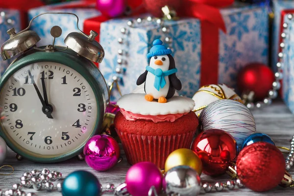 Cupcake Natal Com Decorações Coloridas Pinguim Feito Mastique Confeitaria Fundo — Fotografia de Stock
