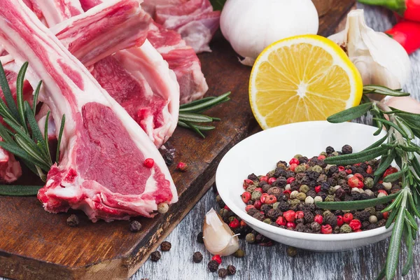 Carne Cruda Ingredientes Alimentarios Tablero Madera Fondo Enfoque Suave — Foto de Stock