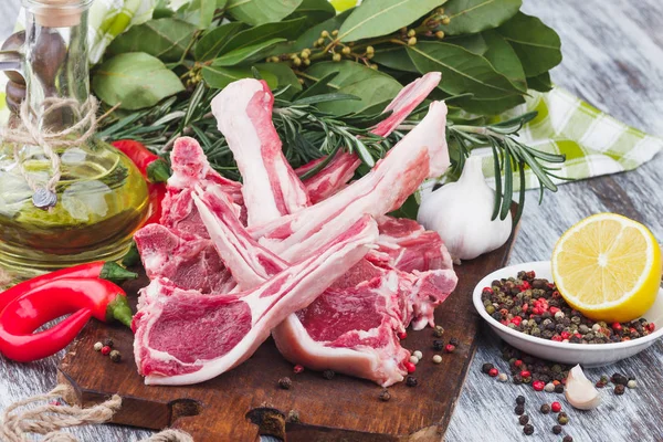 Carne Cruda Ingredientes Alimentarios Tablero Madera Fondo Enfoque Suave — Foto de Stock