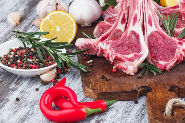 Rohes Fleisch Und Lebensmittelzutaten Auf Dem Holzbrett Weicher Hintergrund Mit — Stockfoto