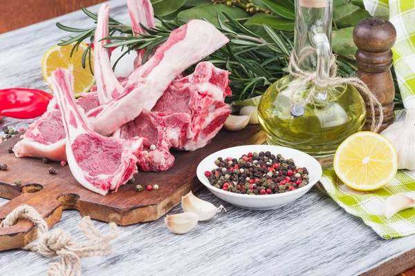 Carne Cruda Ingredientes Alimentarios Tablero Madera Fondo Enfoque Suave — Foto de Stock