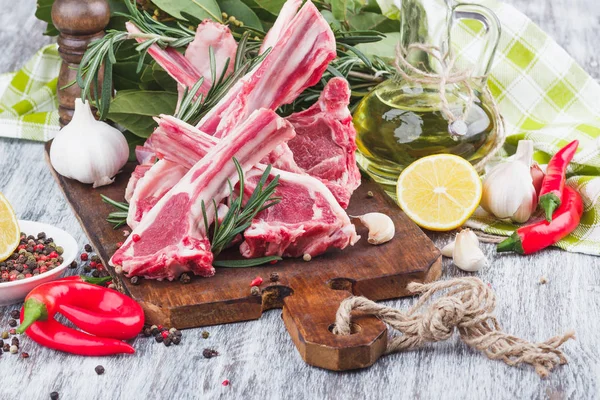 Carne Cruda Ingredientes Alimentarios Tablero Madera Fondo Enfoque Suave — Foto de Stock