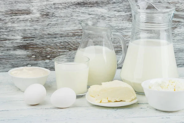 白の木製の背景に異なる乳製品 — ストック写真