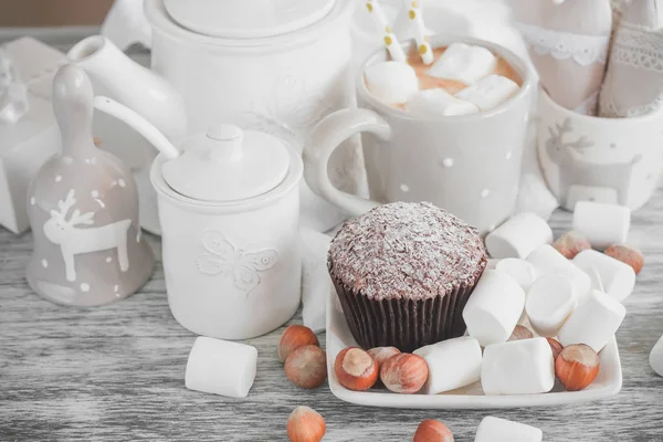 Kakao Cupcakes Und Verschiedene Dekorationen Weicher Hintergrund — Stockfoto