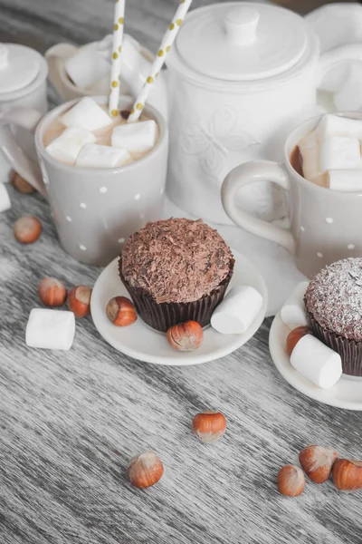 Kakao Cupcakes Und Verschiedene Dekorationen Weicher Hintergrund — Stockfoto