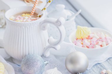 Hatmi, meringues ve farklı Noel süsleri, yumuşak odak arka plan ile kakao fincan