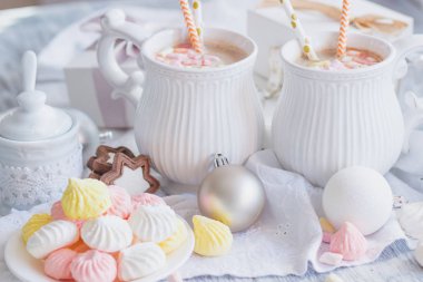 Su bardağı kakao hatmi, meringues ve farklı Noel süsleri, yumuşak odak arka plan