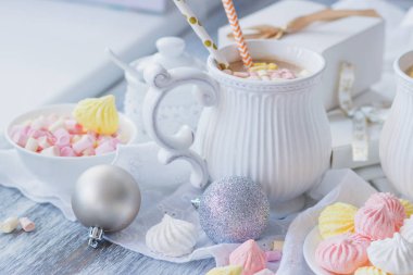 Hatmi, meringues ve farklı Noel süsleri, yumuşak odak arka plan ile kakao fincan