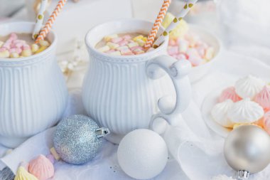 Su bardağı kakao hatmi, meringues ve farklı Noel süsleri, yumuşak odak arka plan