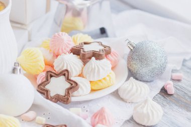 Hatmi, kurabiye, meringues ve farklı Noel süsleri, yumuşak odak arka plan
