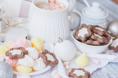 Hatmi, kurabiye, meringues ve farklı Noel süsleri, yumuşak odak arka plan