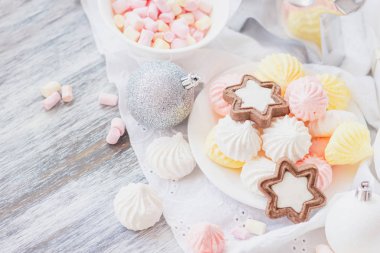 Hatmi, kurabiye, meringues ve farklı Noel süsleri, yumuşak odak arka plan