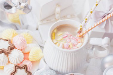 Hatmi, kurabiye, meringues ve farklı Noel süsleri, yumuşak odak arka plan