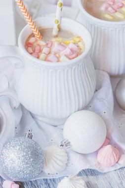 Hatmi, meringues ve farklı Noel süsleri, yumuşak odak arka plan ile kakao fincan