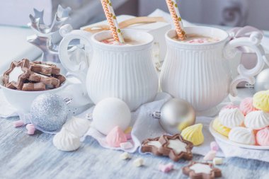 Hatmi, kurabiye, meringues ve farklı Noel süsleri, yumuşak odak arka plan