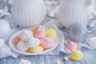 Hatmi, meringues ve farklı Noel süsleri, yumuşak odak arka plan ile kakao fincan