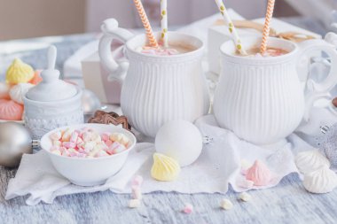 Hatmi, kurabiye, meringues ve farklı Noel süsleri, yumuşak odak arka plan