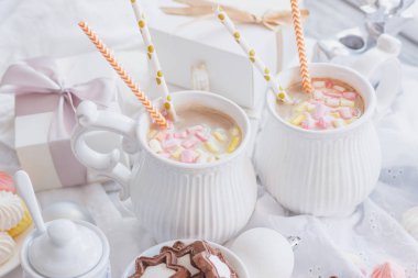 Hatmi, kurabiye, meringues ve farklı Noel süsleri, yumuşak odak arka plan