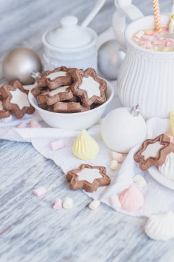 Hatmi, kurabiye, meringues ve farklı Noel süsleri, yumuşak odak arka plan