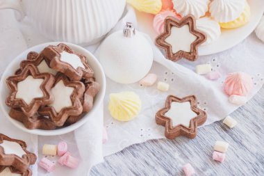 Hatmi, kurabiye, meringues ve farklı Noel süsleri, yumuşak odak arka plan