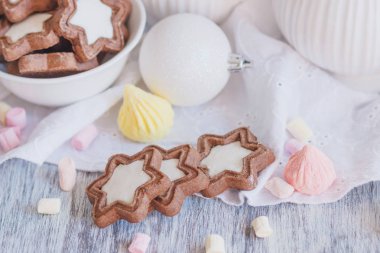Hatmi, kurabiye, meringues ve farklı Noel süsleri, yumuşak odak arka plan