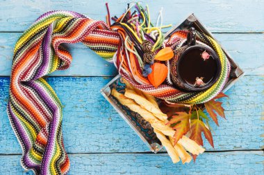 Kurabiye ve farklı süslemeler, üstten görünüm ile bitkisel çay