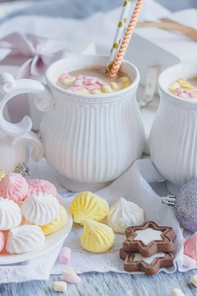 Marshmallow Biscotti Meringhe Diverse Decorazioni Natalizie Sfondo Soft Focus — Foto Stock