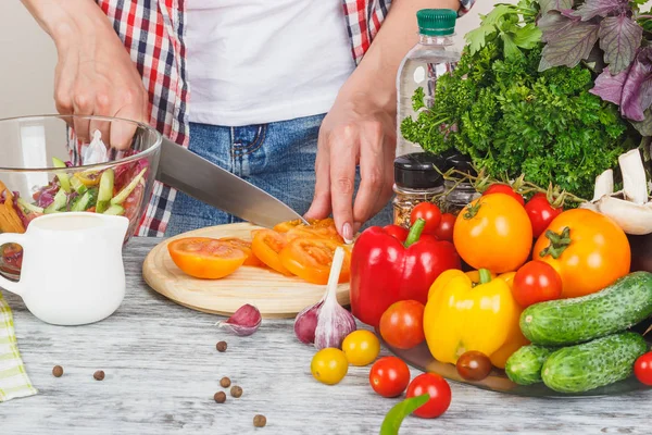 Kadın aşçılar mutfak, yumuşak odak arka plan at