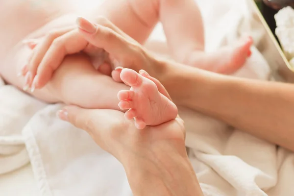 Las Manos Mujer Sostiene Pie Del Bebé Fondo Enfoque Suave — Foto de Stock