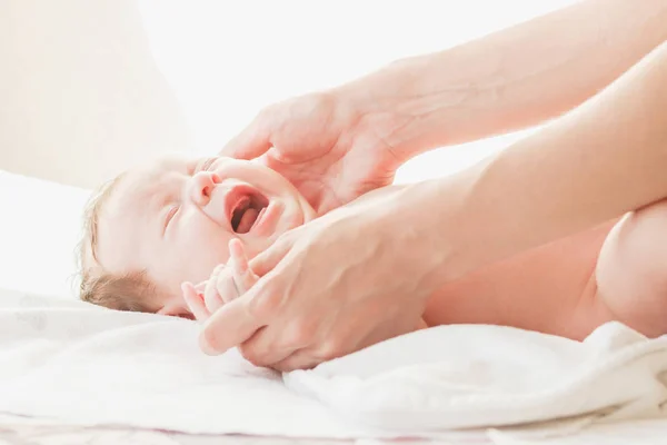 Bebé Manos Madre Interior Fondo Enfoque Suave —  Fotos de Stock