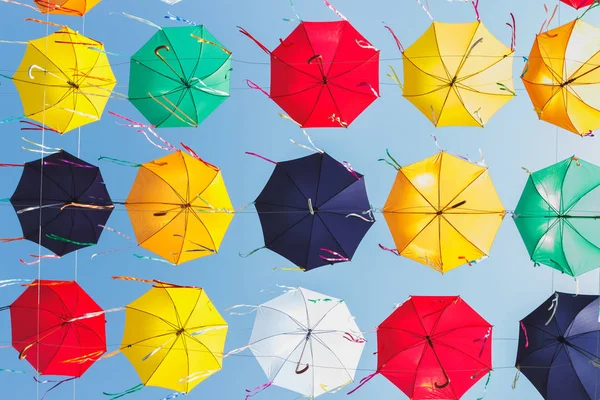 Parapluies Colorés Suspendus Dessus Rue Vue Bas — Photo