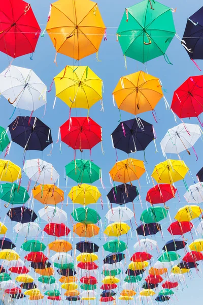 Parapluies Colorés Suspendus Dessus Rue Fond Soft Focus — Photo